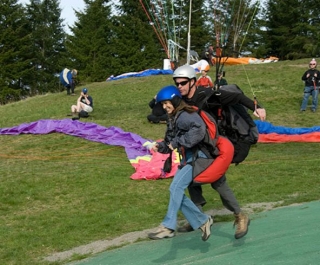 Pret au decollage du parapente en tandem.jpg
